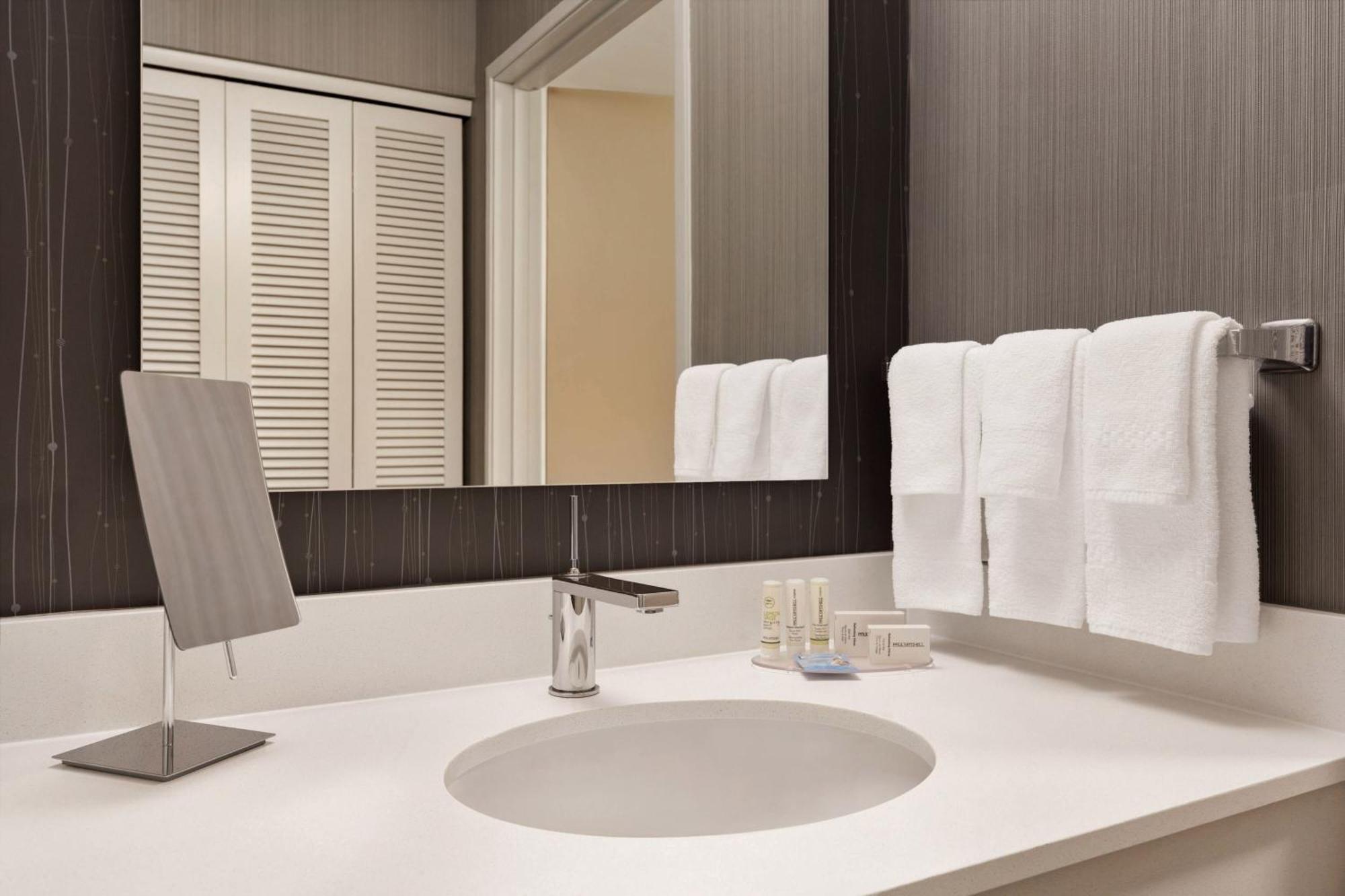 Courtyard By Marriott Topeka Esterno foto
