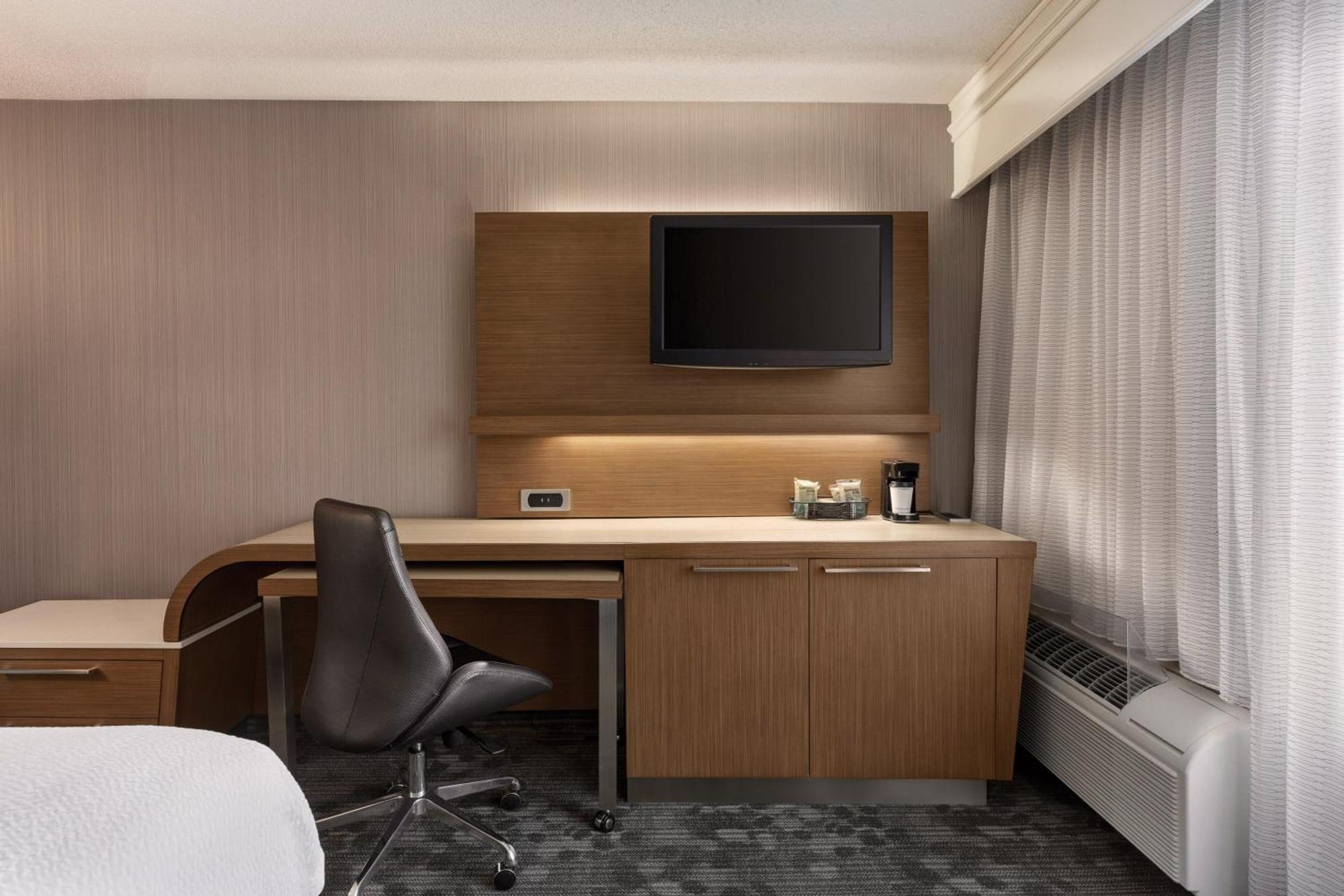 Courtyard By Marriott Topeka Esterno foto