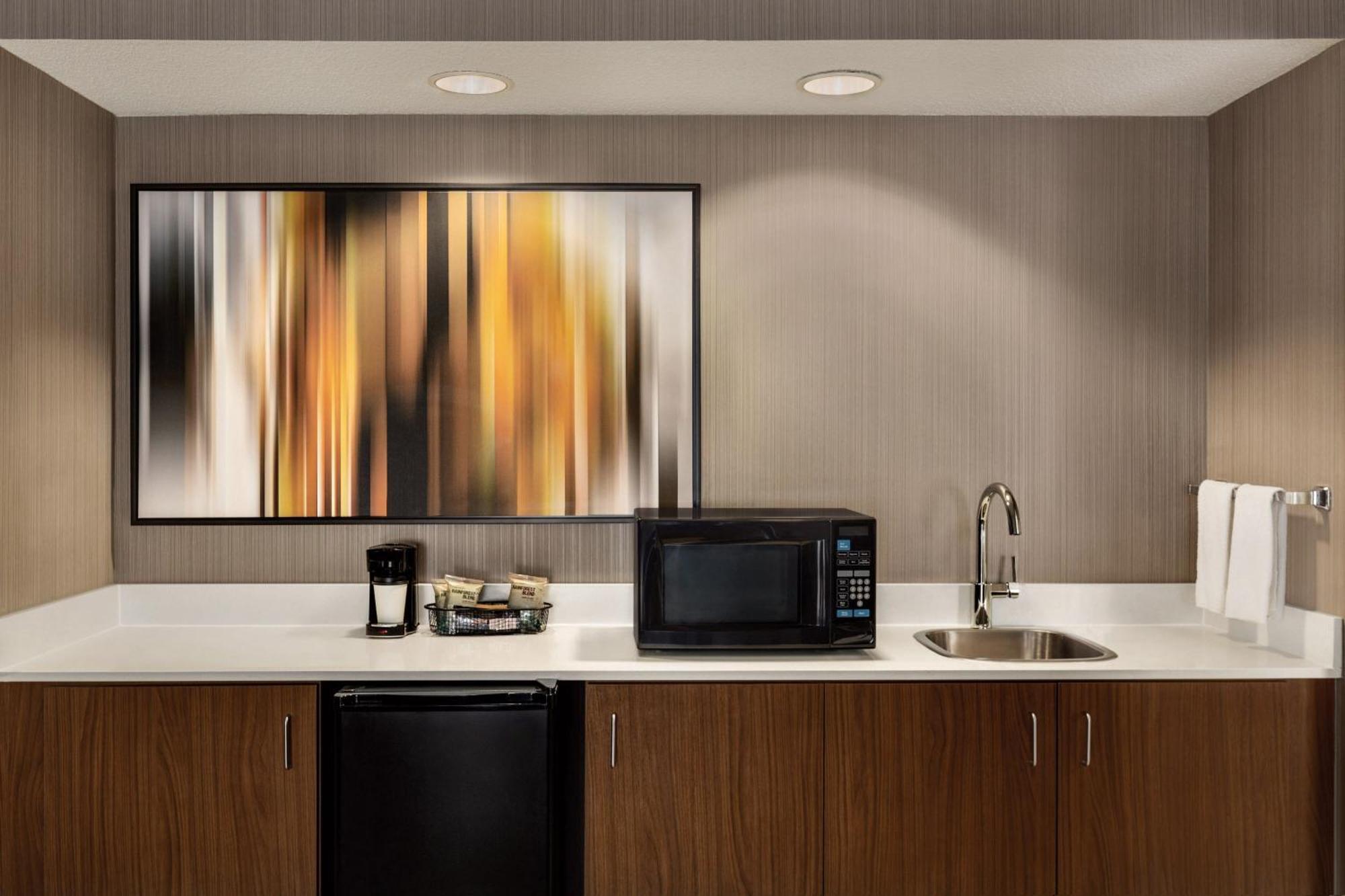 Courtyard By Marriott Topeka Esterno foto