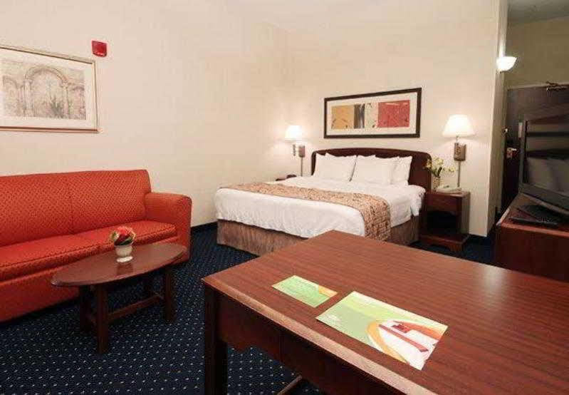 Courtyard By Marriott Topeka Esterno foto