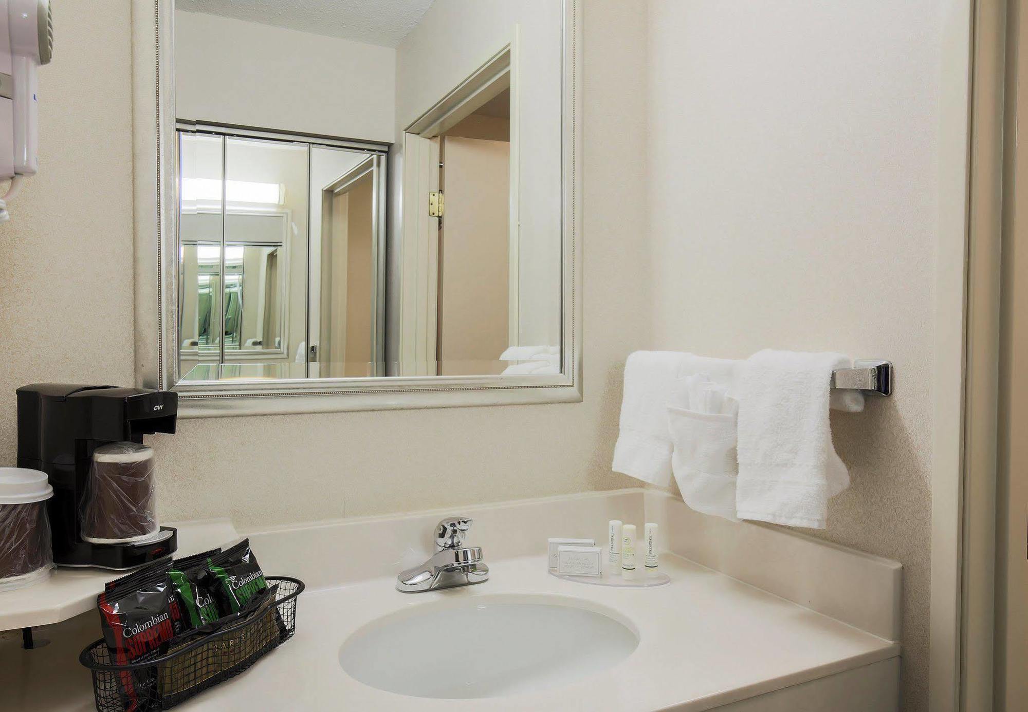 Courtyard By Marriott Topeka Esterno foto
