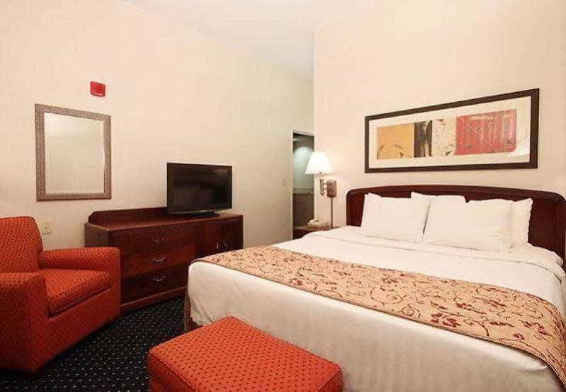 Courtyard By Marriott Topeka Esterno foto